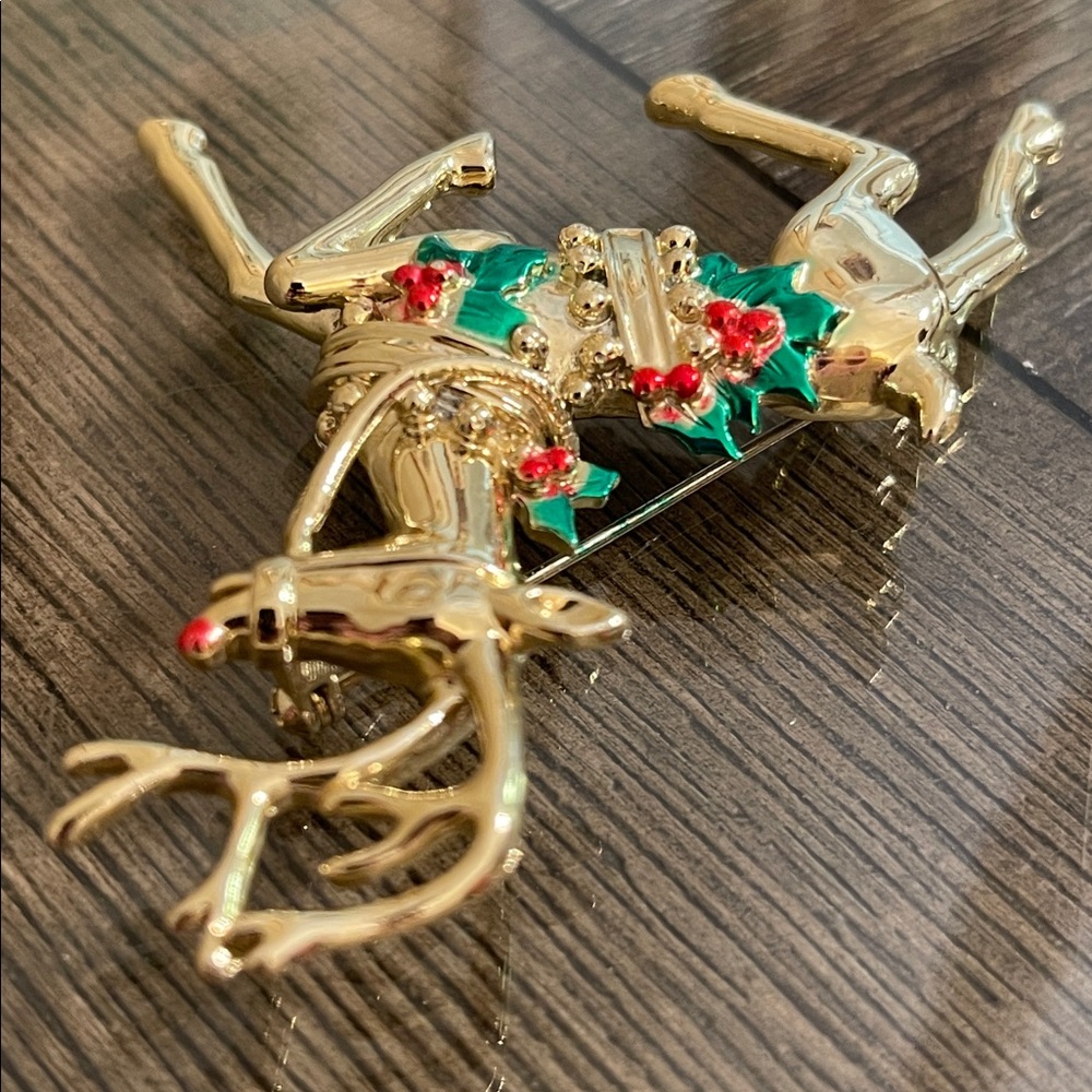 Large Vintage Gold-tone Reindeer with Holly Accents Brooch Holiday Pin - Picture 12 of 15
